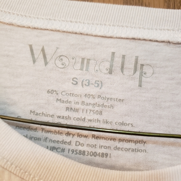 Very cute distressed graphic tee. Size small - Picture 3 of 3